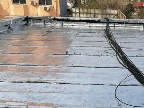 兴义卫生间漏水维修公司分享下兴义屋面楼顶防水刚性防水层施工要点。